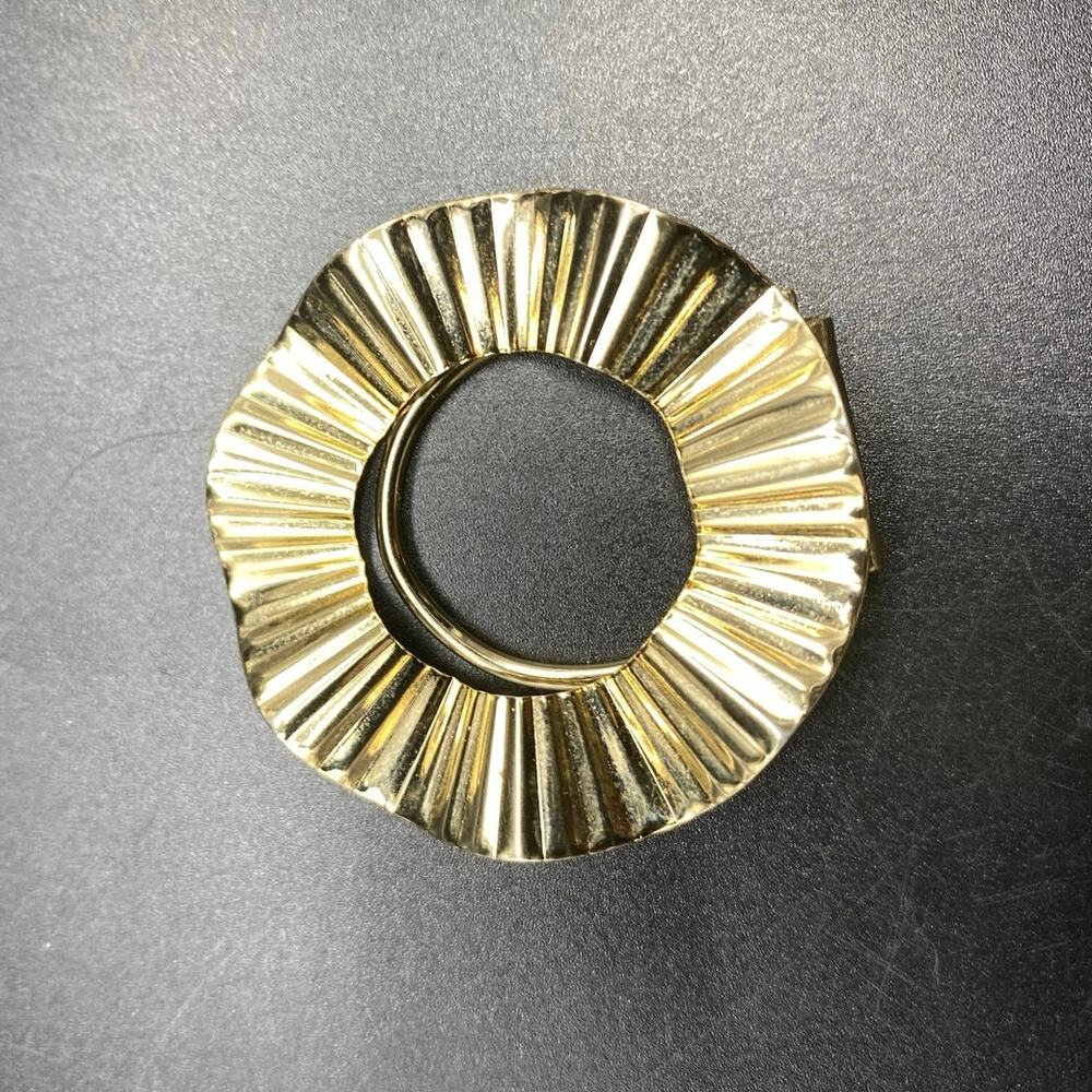 Vintage JERI-LOU Signed‎ Gold Tone Scarf Clip Scalloped Design